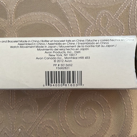 🆕 Vintage Avon Oval Two Tone Embellished Watch (will need a new battery) - Picture 5 of 5